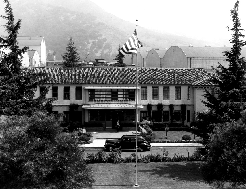 Burbank 1945 1 Warner Bros. Studios Administration Bldg. wm.jpg